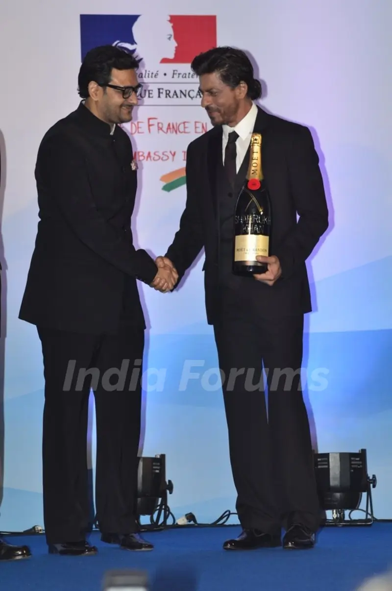 Shahrukh Khan felicitated with a champaign at the event