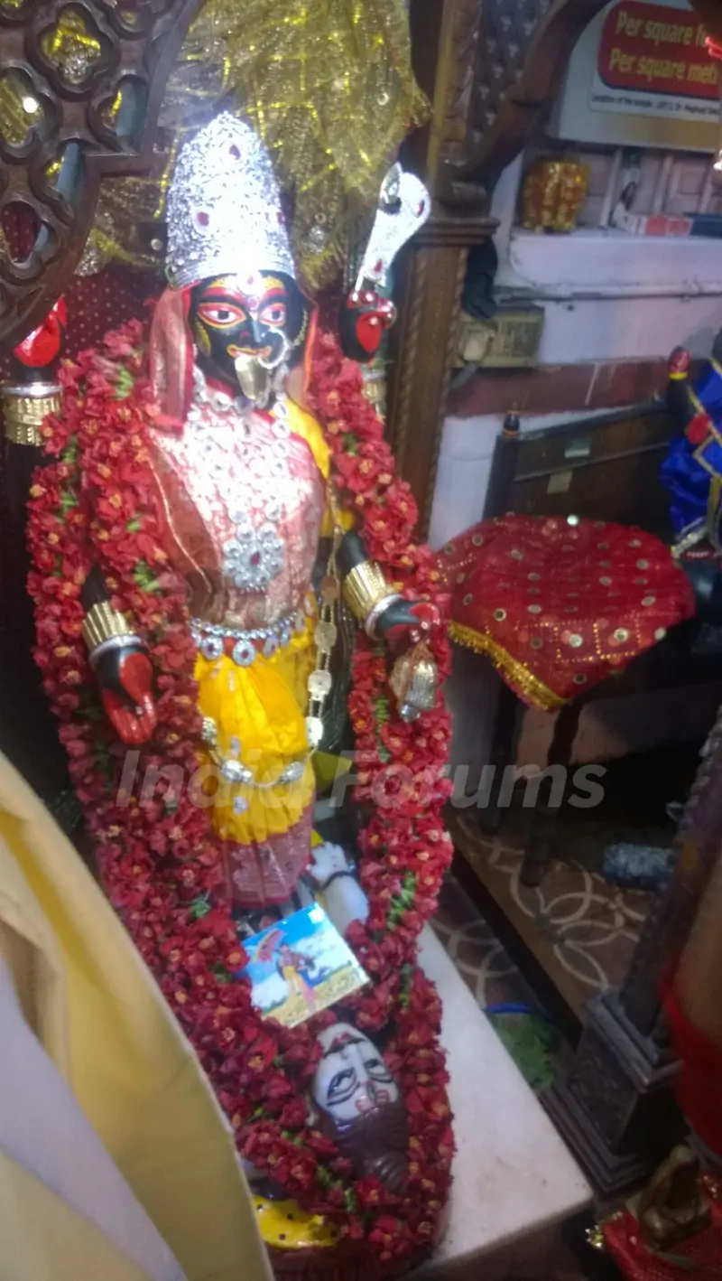 Varun Dhawan and Alia Bhatt seek the blessings of Goddess Kaali in Kolkata