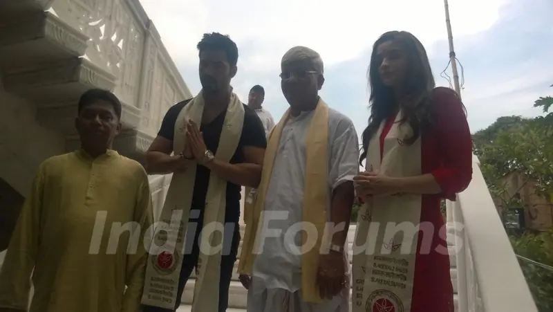 Varun Dhawan and Alia Bhatt outside the temple of Goddess Kaali in Kolkata