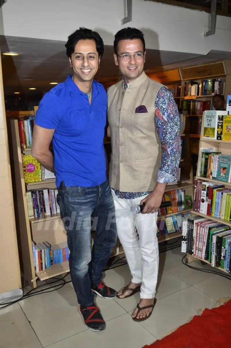 Salim Merchant and Rohit Roy at the 'Manhattan Mango' book launch
