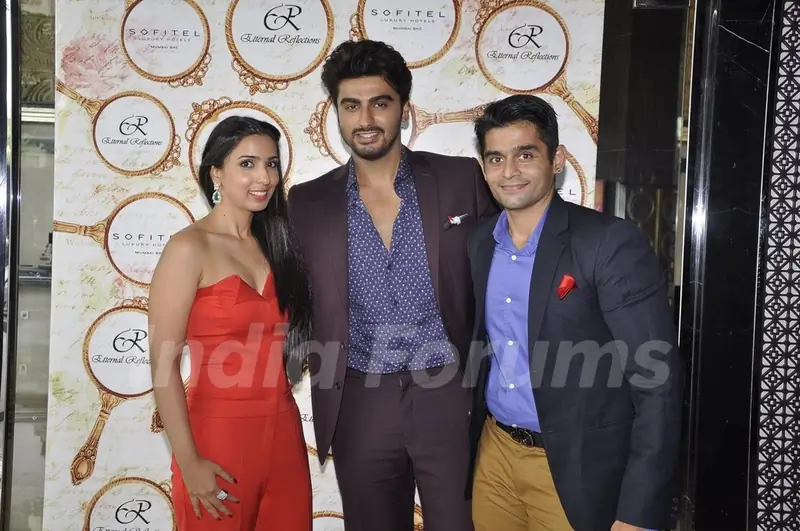 Arjun Kapoor with the representatives of Eternal Reflections