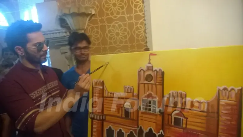 Varun Dhawan painting a canvas at the promotion of Humpty Sharma Ki Dulhania in Jaipur
