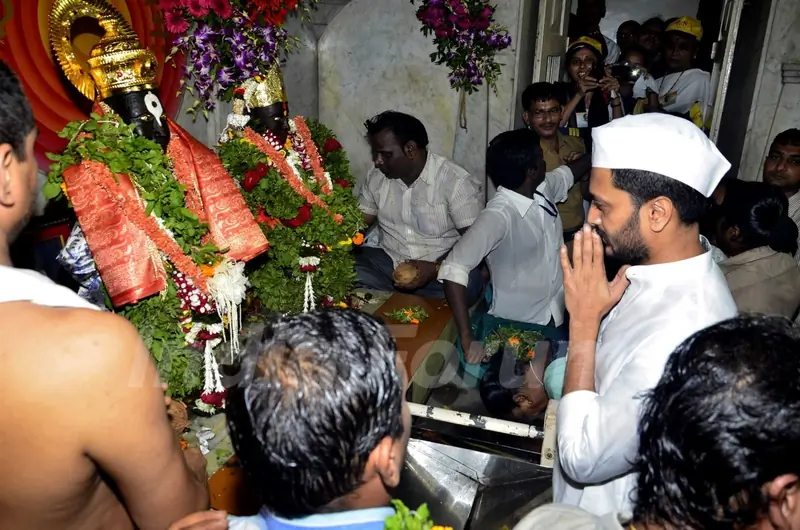 Riteish Deshmukh seeks divine blessings for Lai Bhaari