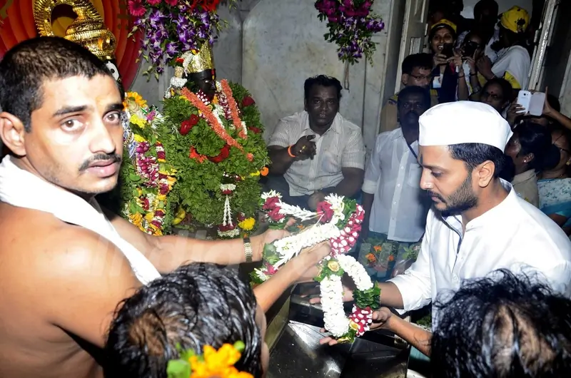 Riteish Deshmukh seeks blessing for Lai Bhaari at Vitthal Mandir.