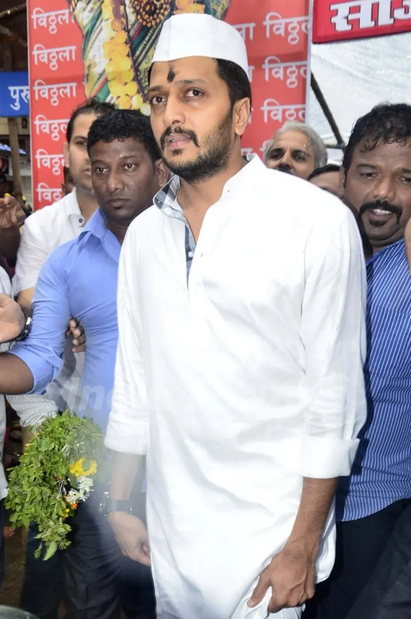 - Riteish Deshmukh seeks blessing for Lai Bhaari at Vitthal Mandir.