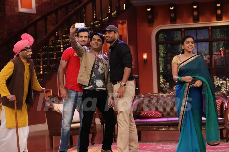 Kapil Sharma clicks a selfie with Yusuf Pathan and Irfan Pathan