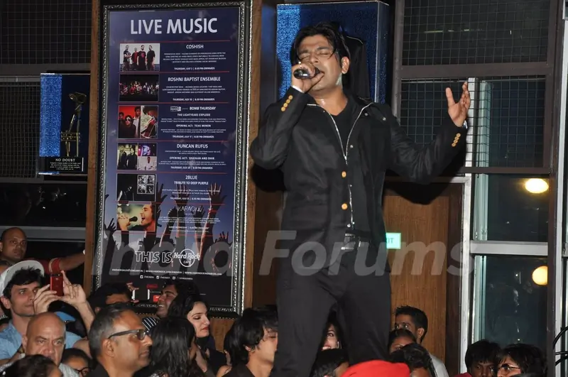 Ankit Tiwari performing at his Live Concert