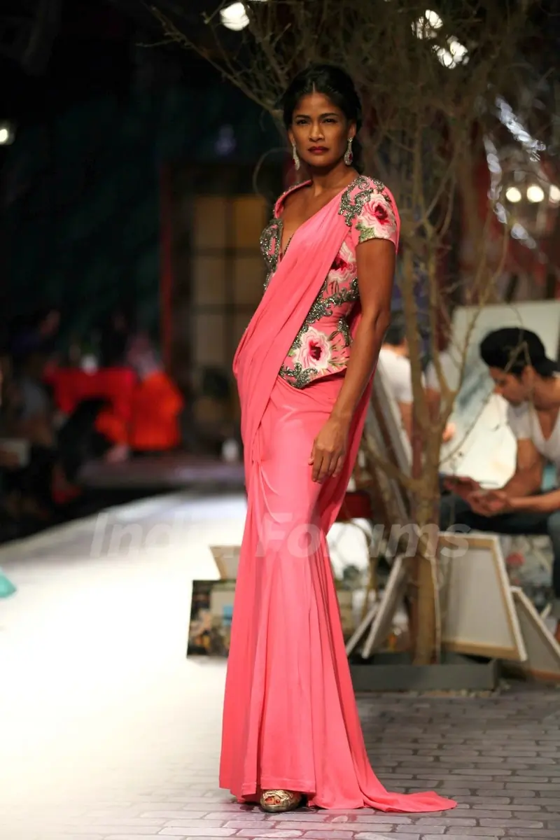 Carol Gracias walks the ramp at the Indian Couture Week - Day 3