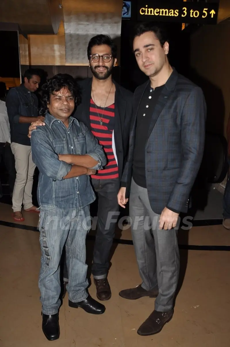 Omkar Das poses with Akshay Oberoi and Imran Khan at the Premier of Pizza 3D