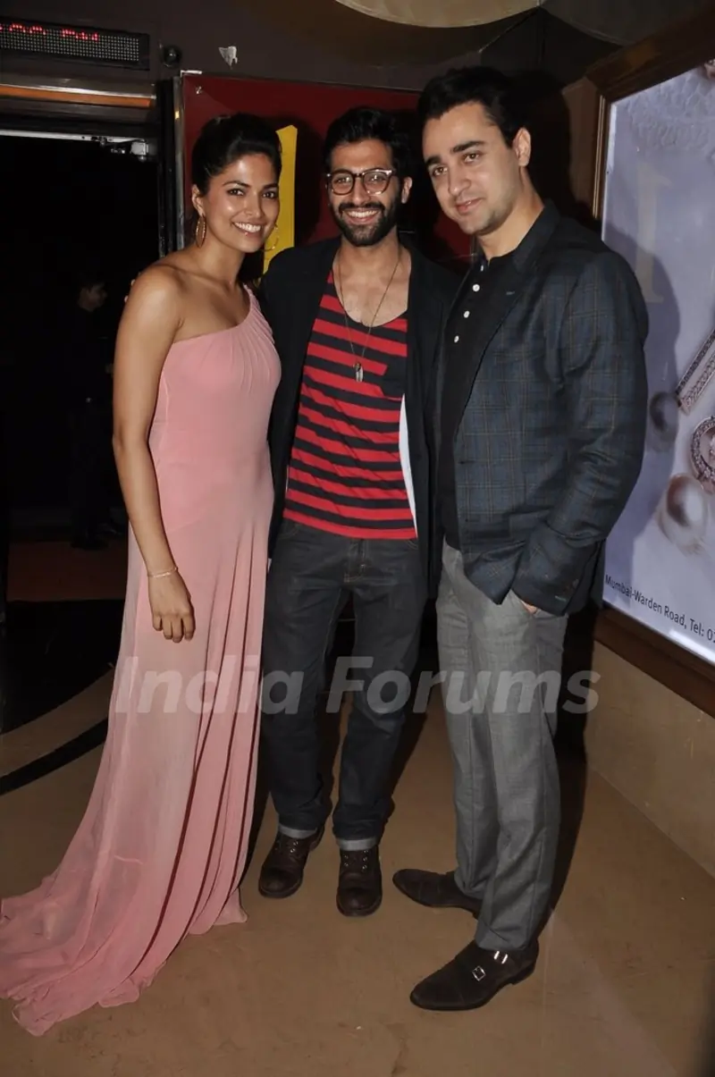 Parvathy Omanakuttan and Akshay Oberoi pose with Imran Khan at the Premier of Pizza 3D