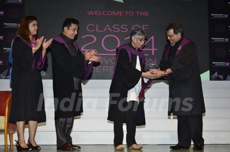 Javed Siddiqui felicitating Subhash Ghai