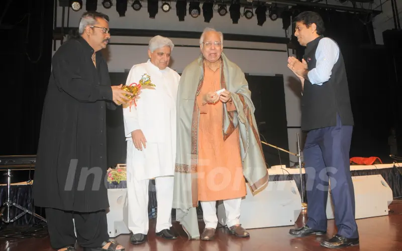 Hariharan felicitates Rajendra Mehta at A fund raising musical soiree, Rehmatein