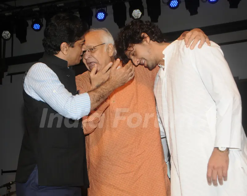 Rajendra Mehta was seen hugging Sonu Nigam at Rehmatein