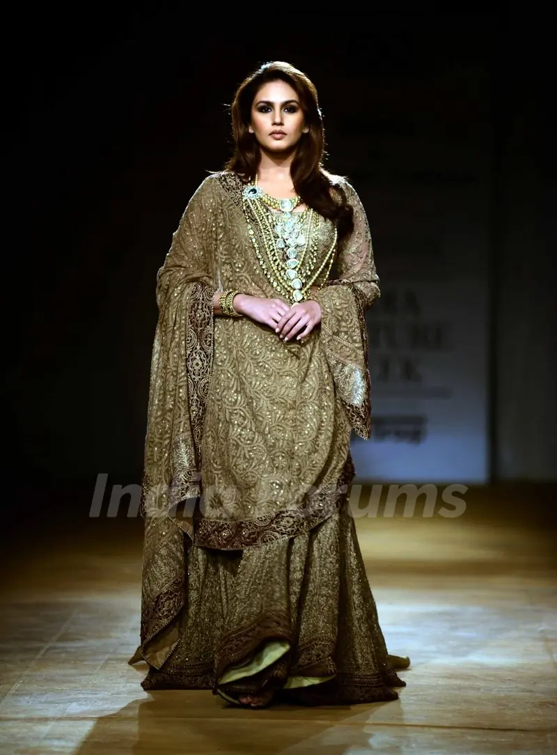 Huma Qureshi pose for media at Indian Couture Week - Grand Finale