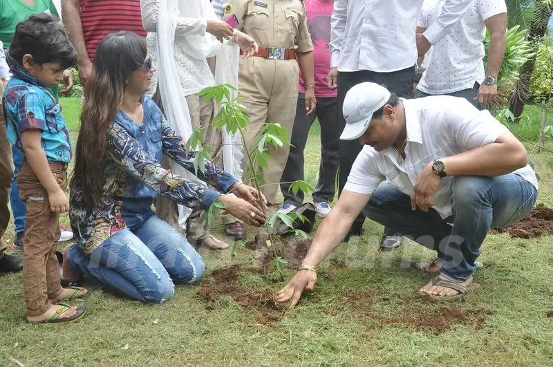 Tanisha Singh and Dayanand Sheety plant a tree