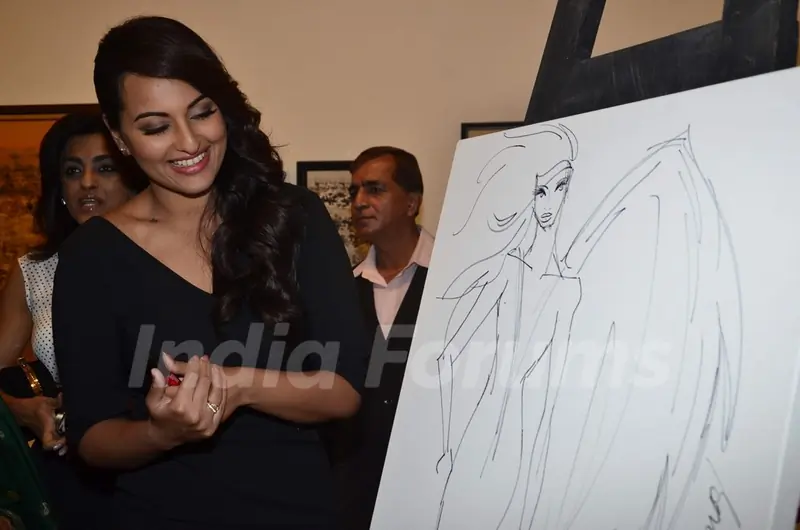 Sonakshi Sinha poses with the sketch at Jehangir Art Gallery