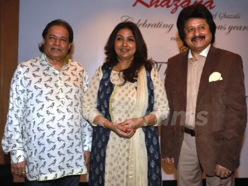 Mitali Singh poses with Anup Jalota and Pankaj Udhas