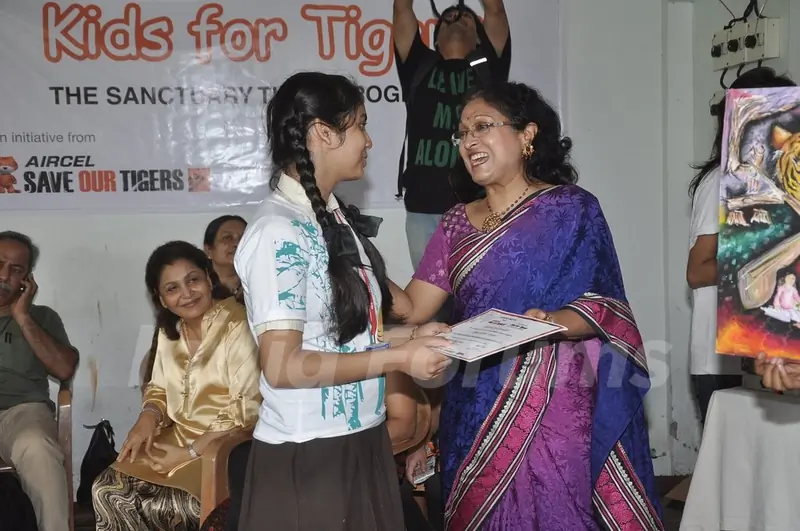 Naina Kanodia awards a student at the NDTV Save The Tigers Contest