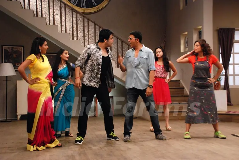 Akshay Kumar and Krushna Abhishek perform at the Promotion of It's Entertainment