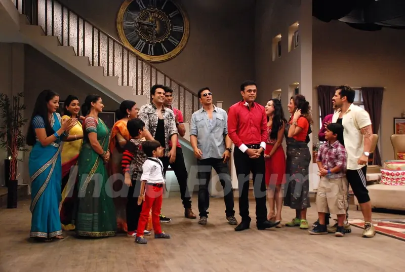 Akshay Kumar and Krushna Abhishek with the cast of Badi Door Se Aaye Hai