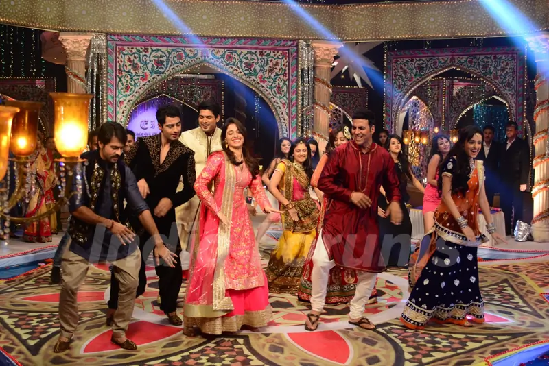 Akshay Kumar perform with the cast of Colors Tv at Jahsn-e-Eid