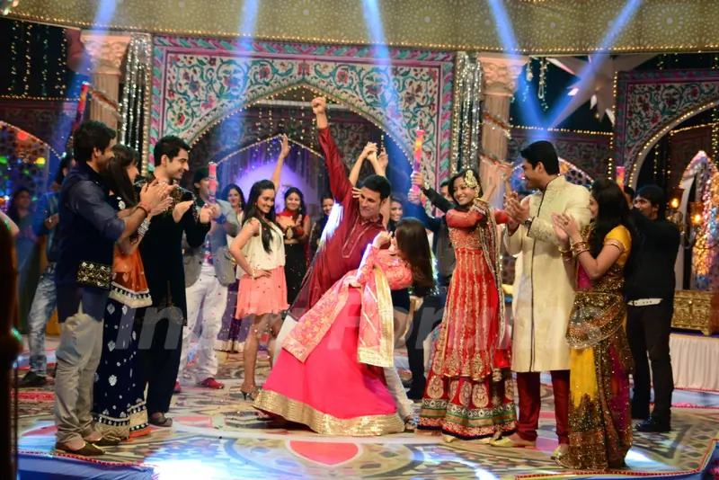 Akshay Kumar perform with the cast of Colors Tv at Jahsn-e-Eid
