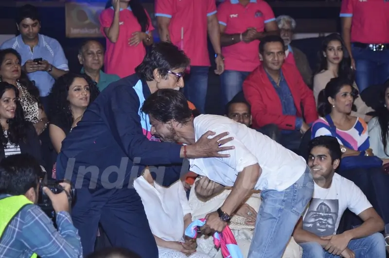 Shah Rukh Khan touches Amitabh Bachchan's feet at Pro Kabbadi League