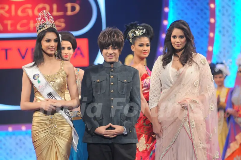 Rohhit Verma walking the ramp with Monika Gill and Reema Patel