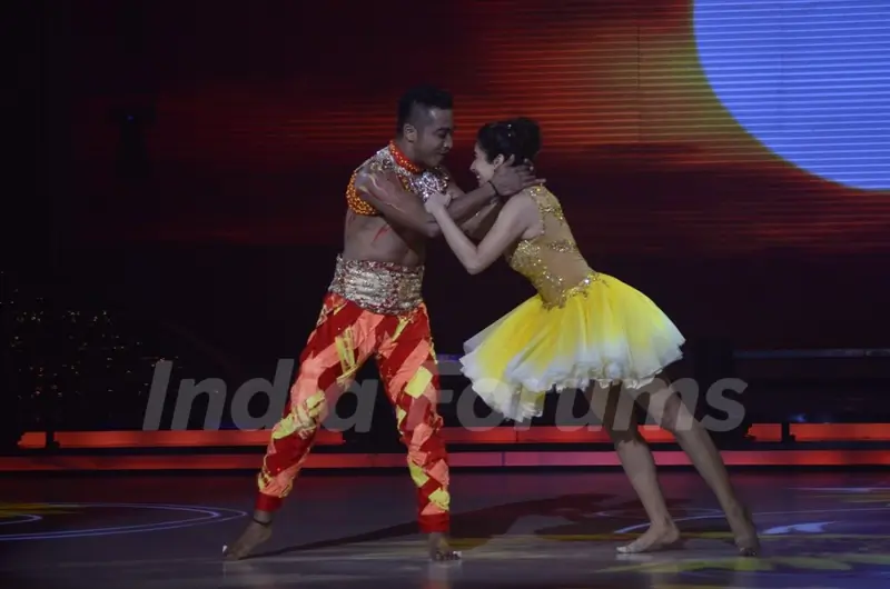 Sophie Choudry performs on Jhalak Dikhla Jaa