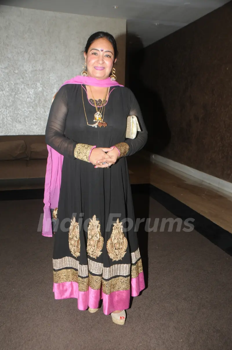 Jaspinder Narula poses for the media at Anup Jalota's Birthday Celebration