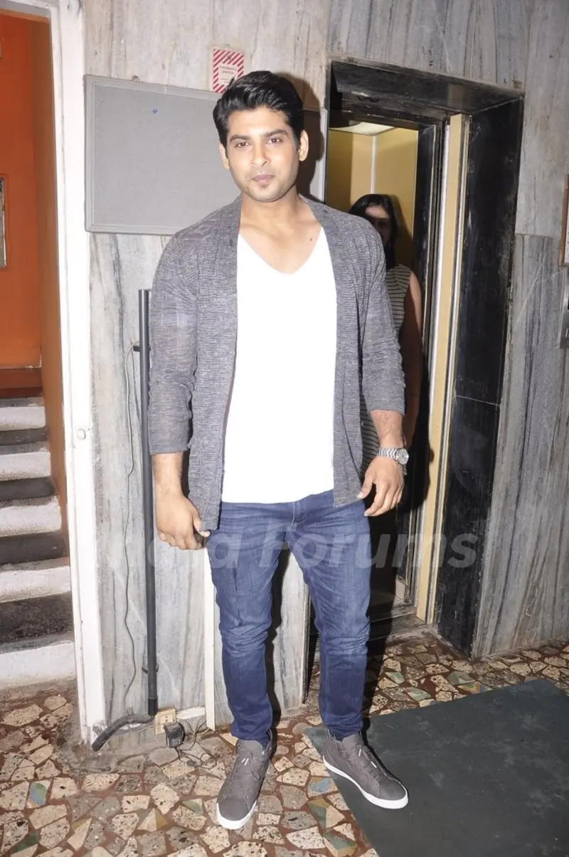 Siddharth Shukla poses for the media at Starweek Magazine Launch