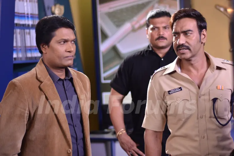 Ajay Devgn seen talking to Abhijeet on C.I.D