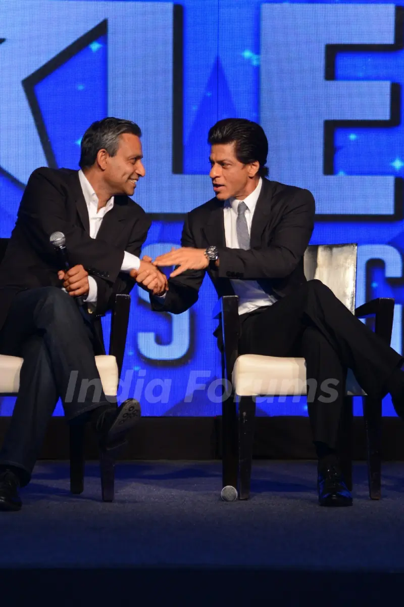 Rav Singh was seen talking with Shah Rukh Khan at &quot;Got Talent World Stage LIVE&quot;