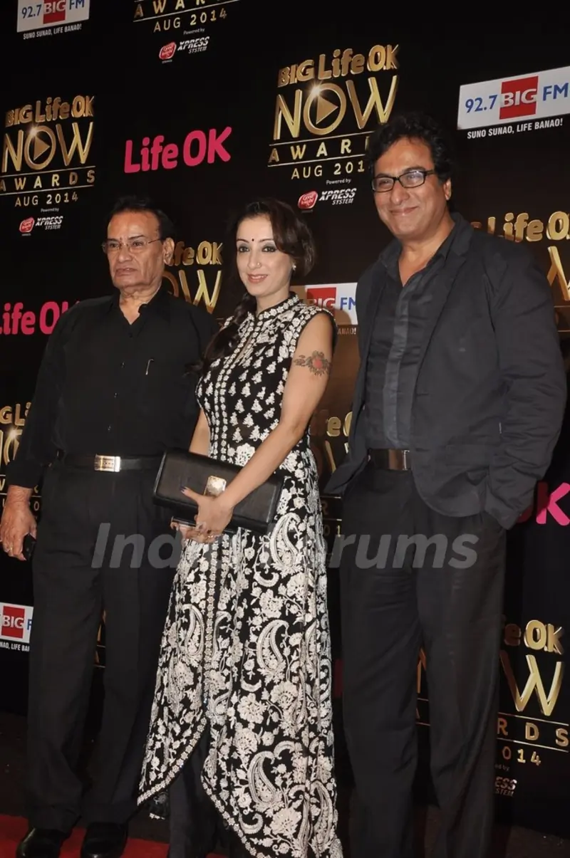 Madhurima Nigam with Talat Aziz at the Life Ok Now Awards