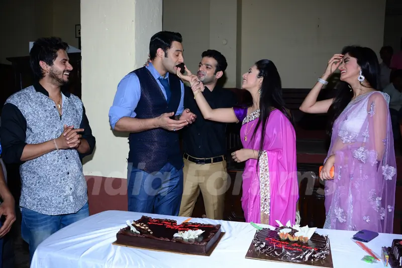Divyanka Tripathi gives Sangram Singh some cake as Ye Hai Mohabbatein completes 200 episodes