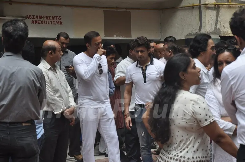 Vindoo Dara Singh and Sonu Nigam were at the funeral of Dharmesh Tiwari