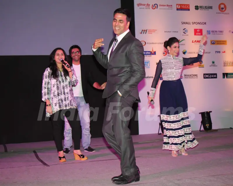Akshay Kumar performs at the Premiere of movie 'Entertainment'