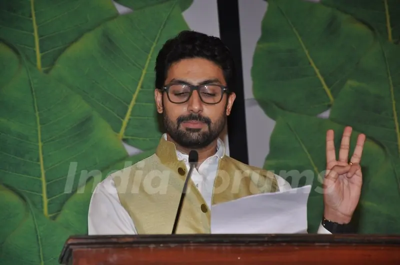Abhishek Bachchan addresses the media at Yuvak Biradri's 40th Anniversary