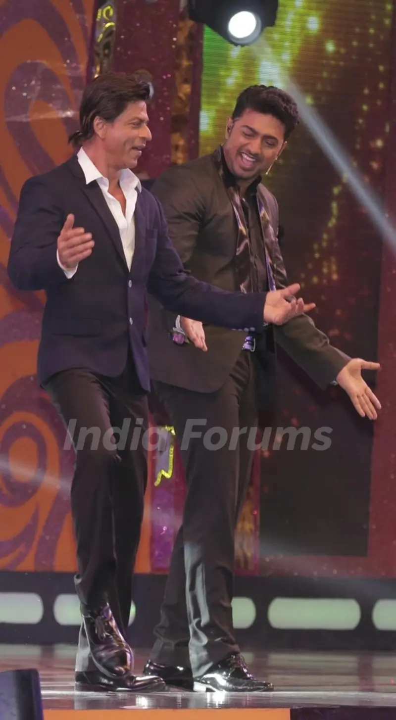 Shah Rukh Khan performs at a Police Event in Kolkota