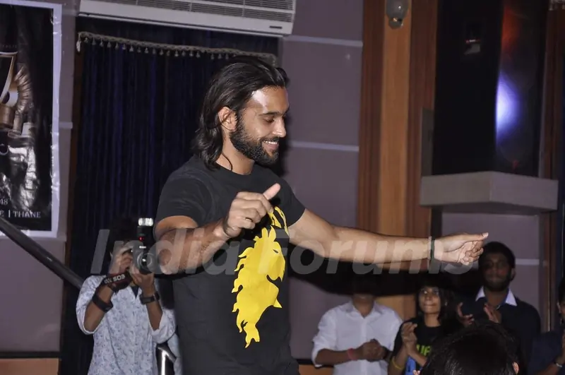 Akhil Kapur performs at the Promotions of Desi Kattey