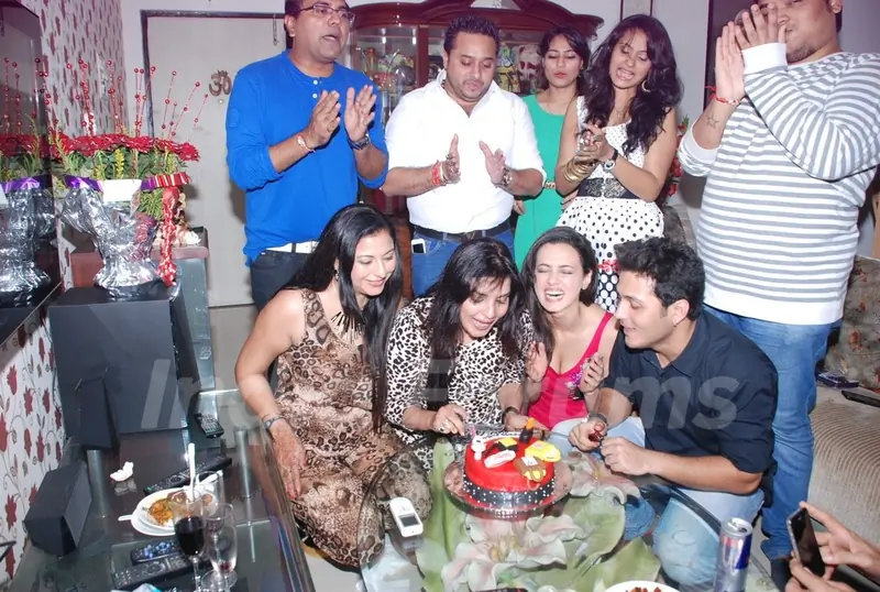 Mansi Pritam cuts her Birthday Cake
