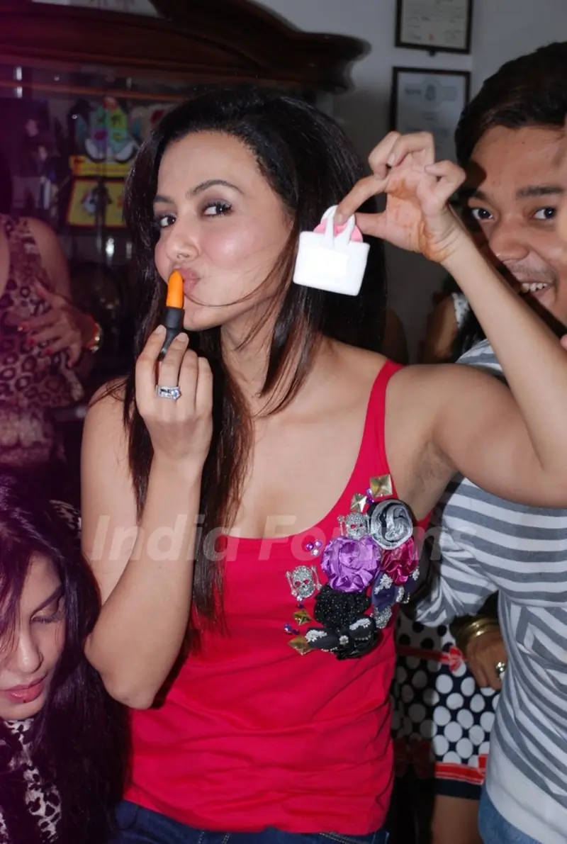 Sanaa Khan poses with cake at Mansi Pritam's Birthday Bash