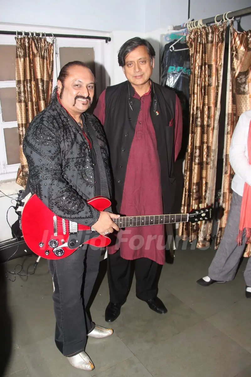 Leslie Lewis poses with Shashi Tharoor at the IIMUN Event