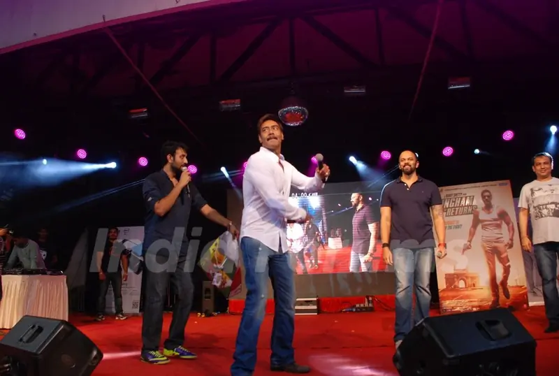 Ajay Devgn was seen throwing off Tshirts at the Promotions of Singham Returns