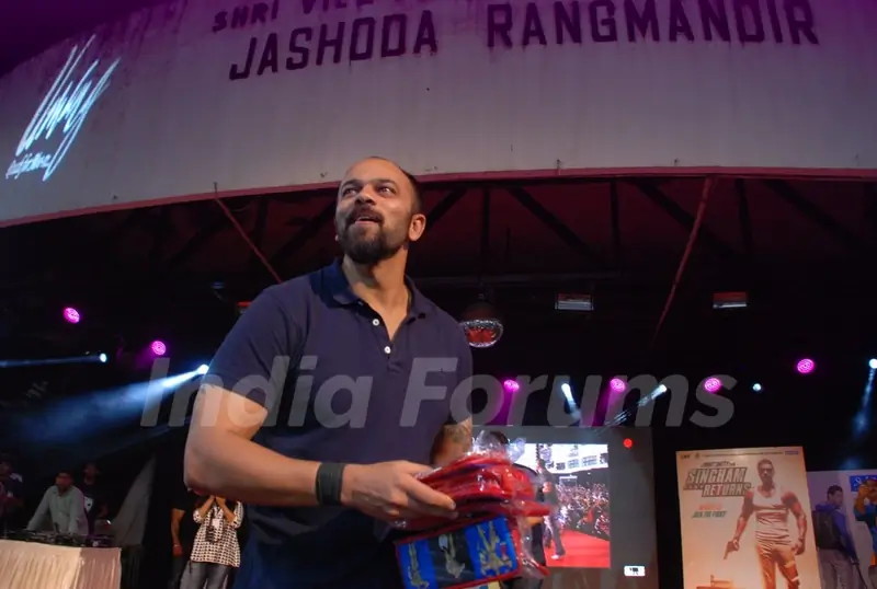 Rohit Shetty was seen throwing off Tshirts at the Promotions of Singham Returns