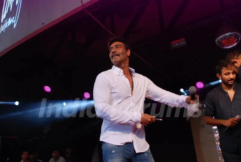 Ajay Devgn was seen throwing off Tshirts at the Promotions of Singham Returns