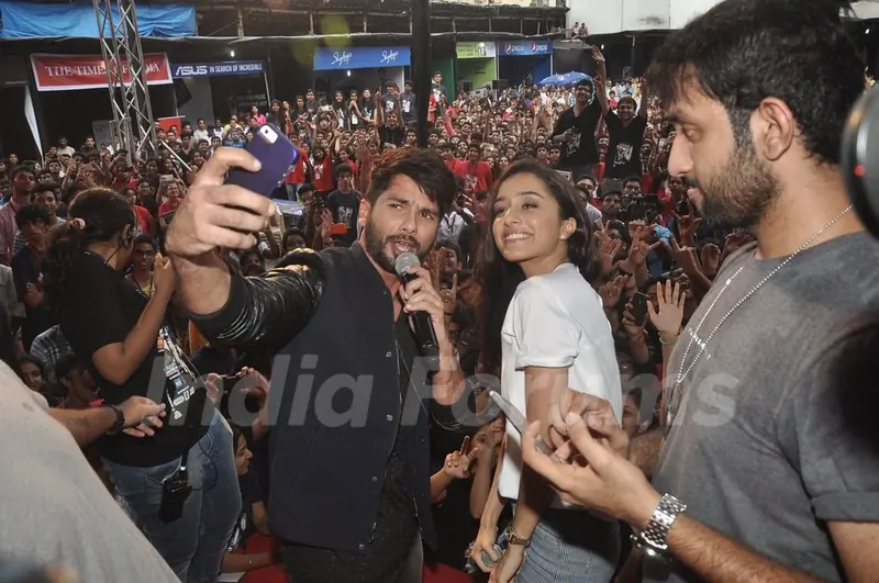 Shahid Kapoor clicks a selfie with Shraddha Kapoor at the Promotion of Haider