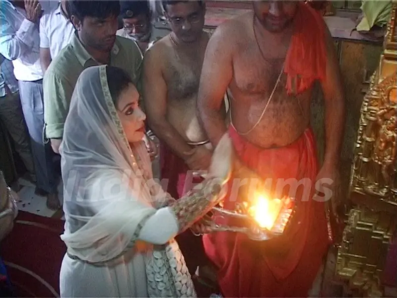 Rani Mukherjee performs a pooja at Ambaji Temple
