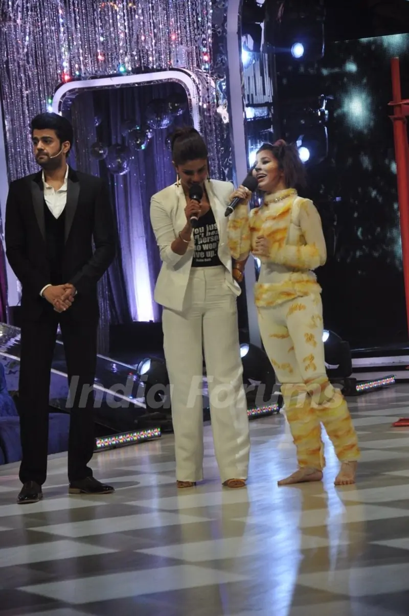 Sophie Choudry interacts with Priyanka Chopra at Jhalak Dikhhlaa Jaa