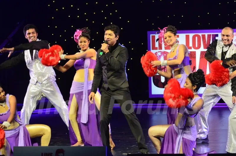 Shaan performing at his Live Concert